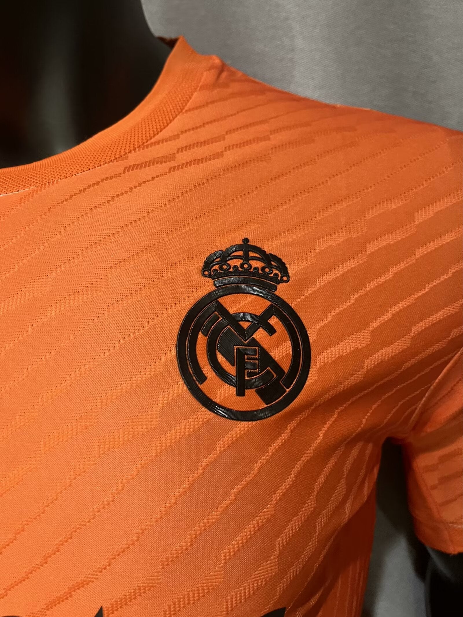 KIT EDICIÓN ESPECIAL NARANJA Y3 DEL REAL MADRID | VERSIÓN 24-25 JUGADORES